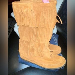 Minnetonka 3-Layer Fringe Boot Size 8 Tan